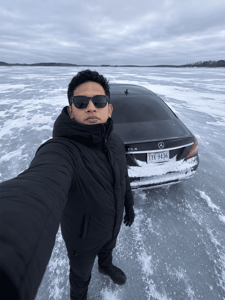 Selfie Di Danau Membeku AI